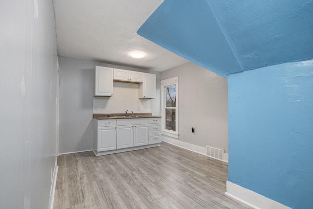 596 Superior St, Benton Harbor, MI 49022 - bar featuring a sink and light wood finished floors