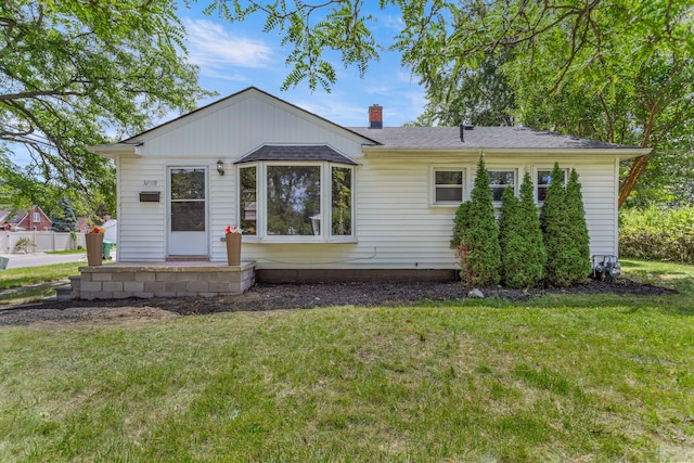 view of front of home featuring a front yard