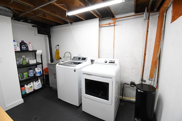 washroom featuring washing machine and clothes dryer