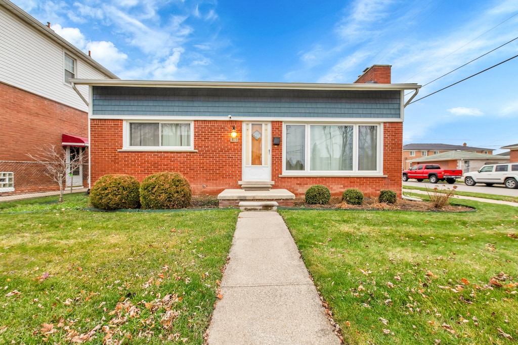 view of front of house with a front yard