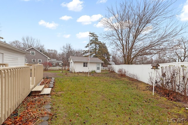 view of yard with an outbuilding