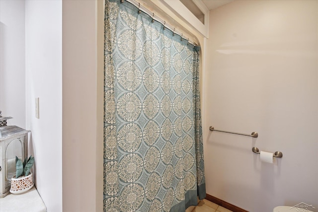 bathroom featuring a shower with shower curtain