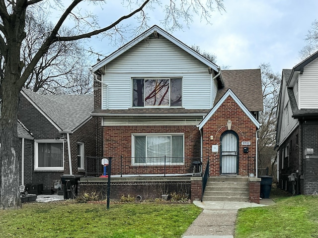 view of front of home featuring a front lawn