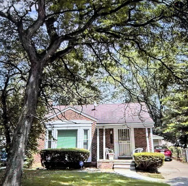 view of front of home with a front lawn