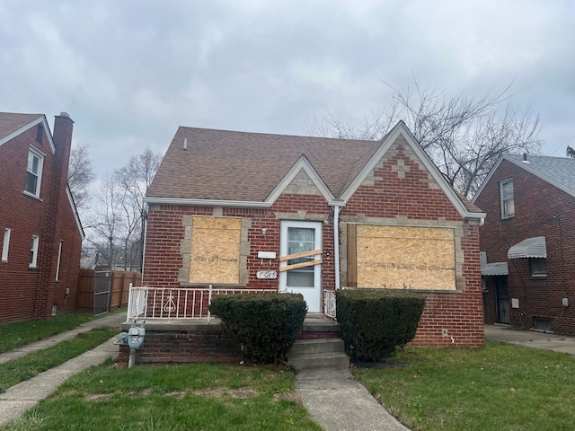 view of front of property featuring a front lawn