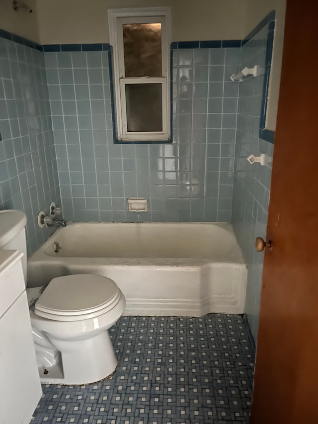 full bathroom with vanity, toilet, and tiled shower / bath