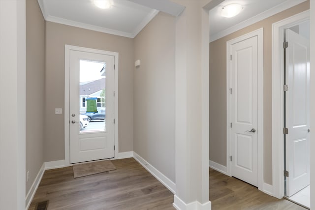 entryway with crown molding and light wood-type flooring