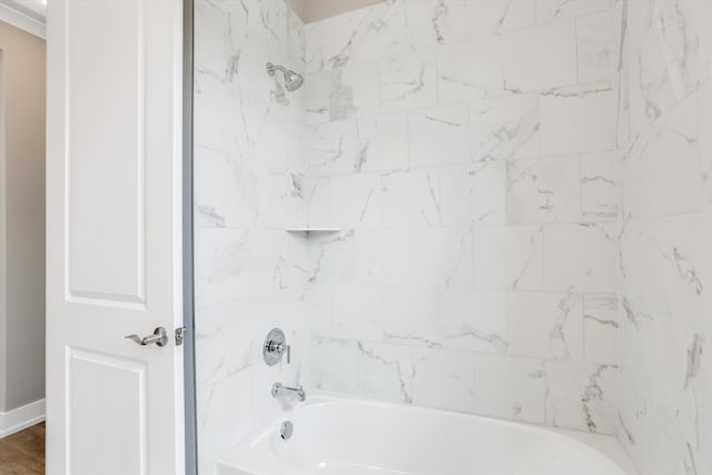 bathroom featuring tiled shower / bath