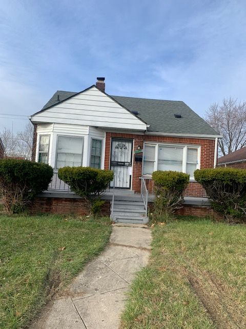 view of front of home featuring a front lawn