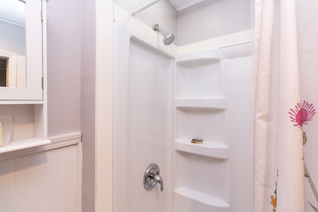 bathroom featuring shower / bath combo with shower curtain