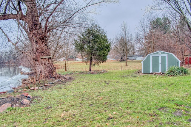 view of yard featuring a shed