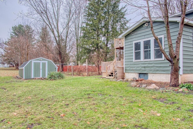 view of yard featuring a storage shed