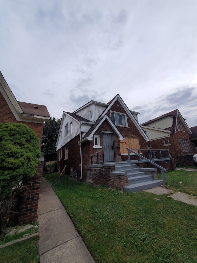 view of front of home featuring a front lawn