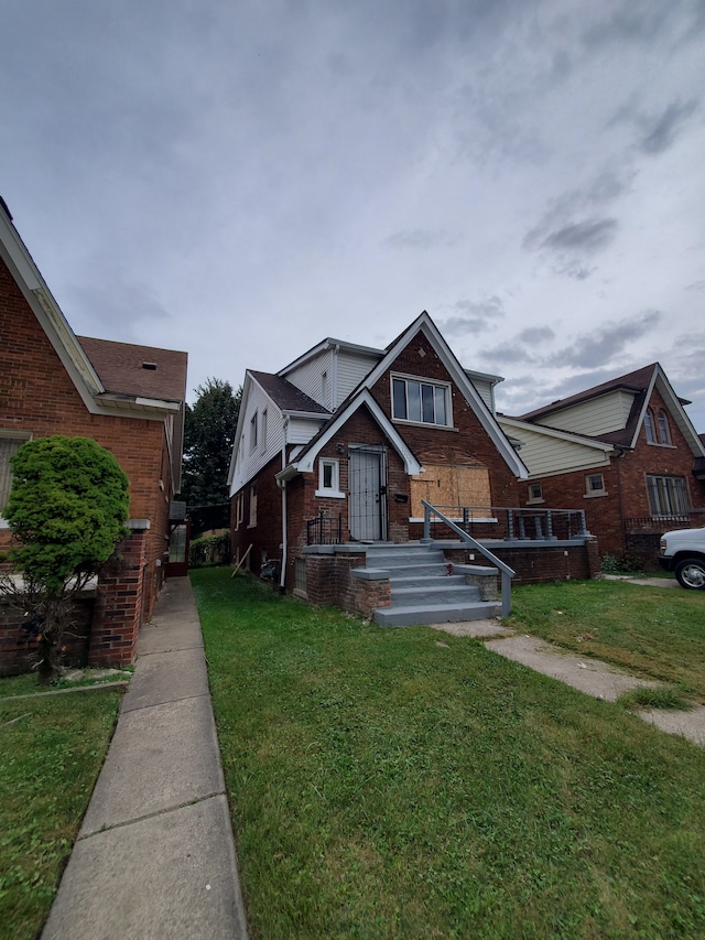 view of front facade with a front lawn