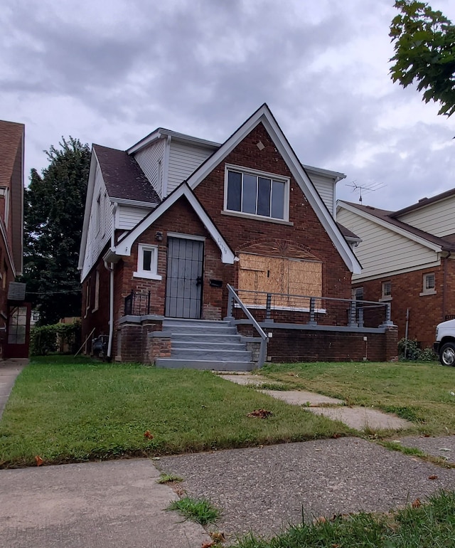 view of front of home featuring a front lawn