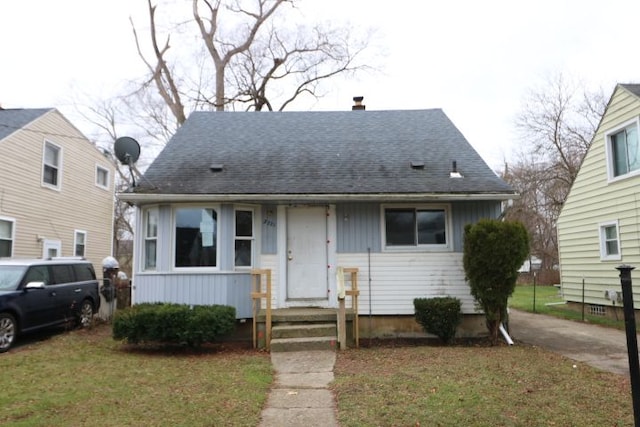 bungalow featuring a front yard