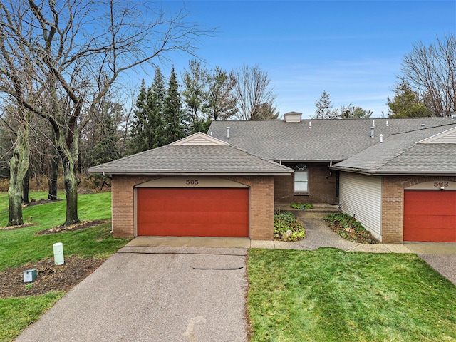 view of front of home featuring a front lawn and a garage