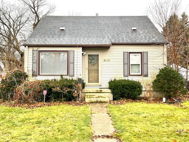 view of front of property with a front lawn