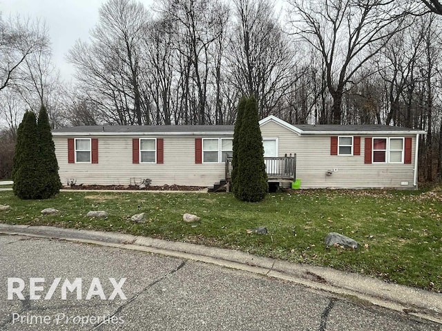 manufactured / mobile home featuring a front lawn