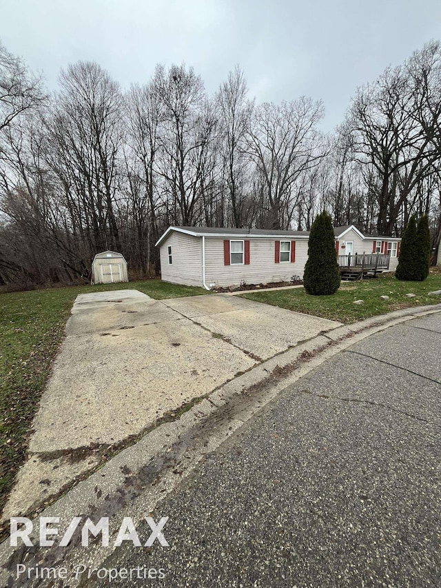 view of front of property with an outdoor structure