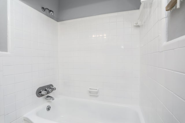 bathroom with tiled shower / bath combo