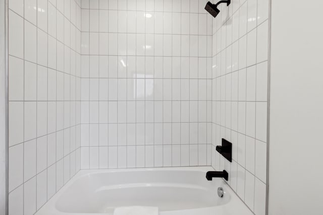 bathroom featuring tiled shower / bath