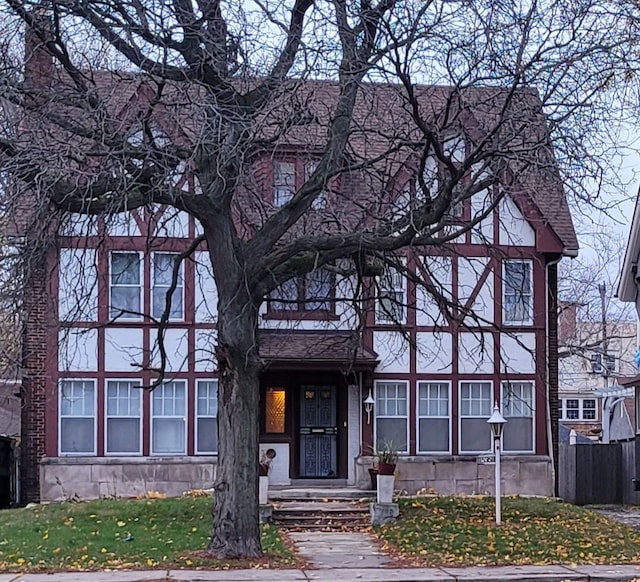 view of front of property with a front yard