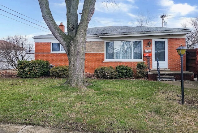 view of front facade with a front yard