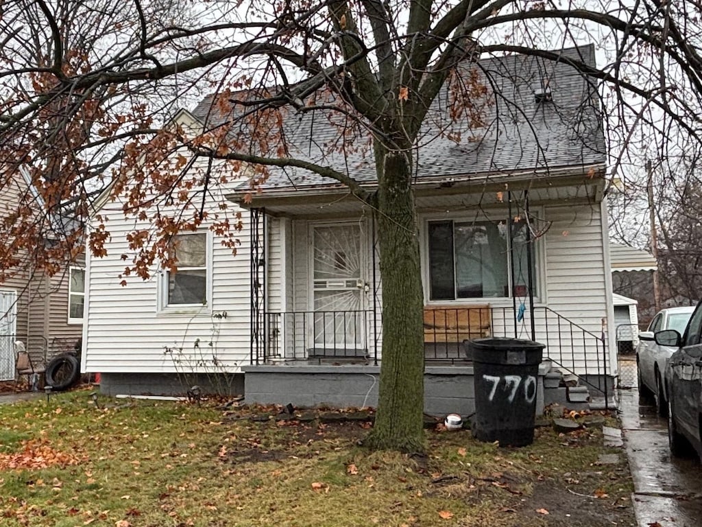 view of front of house featuring a front lawn