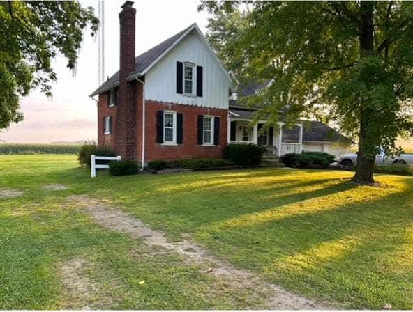 view of front of house featuring a lawn