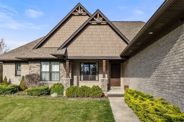 craftsman inspired home featuring a front lawn