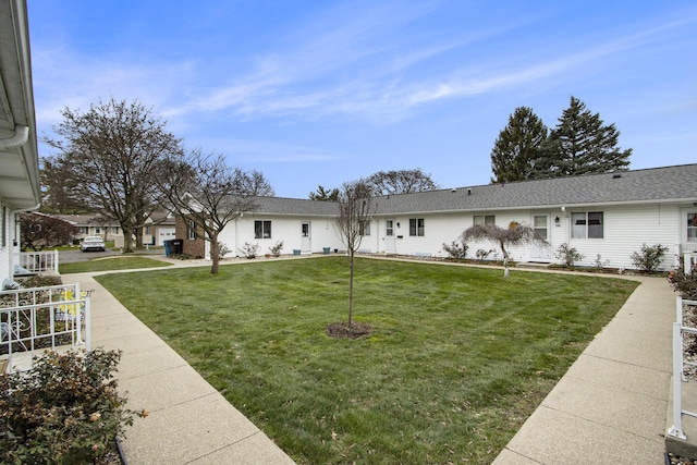 view of front facade featuring a front yard