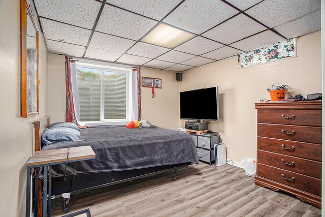 140 Wagon Wheel Ln, Battle Creek, MI 49017 - bedroom featuring wood finished floors and a drop ceiling