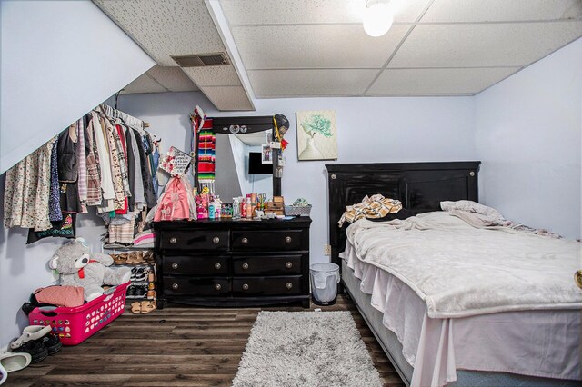 140 Wagon Wheel Ln, Battle Creek, MI 49017 - bedroom with a drop ceiling and wood finished floors