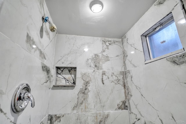 bathroom featuring a tile shower