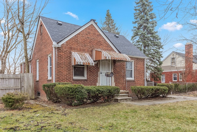 view of front of property featuring a front lawn