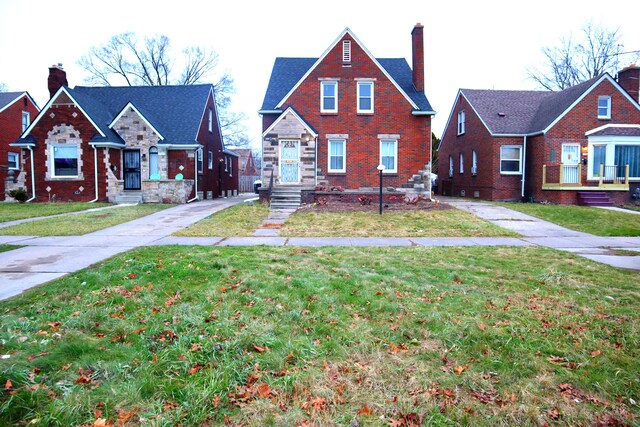 view of front of home featuring a front yard