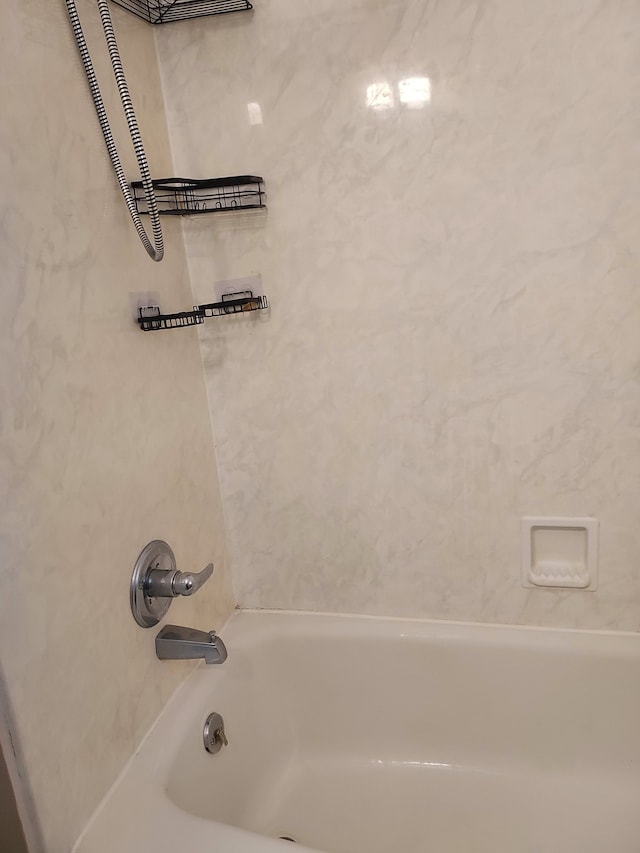 bathroom featuring tiled shower / bath