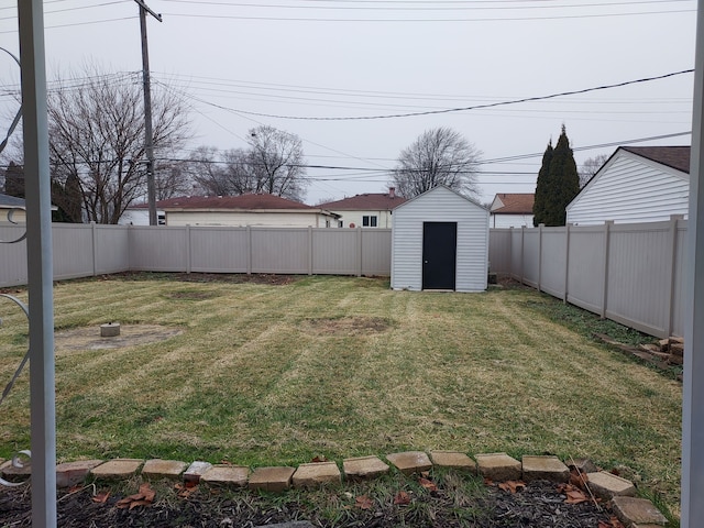 view of yard featuring a shed