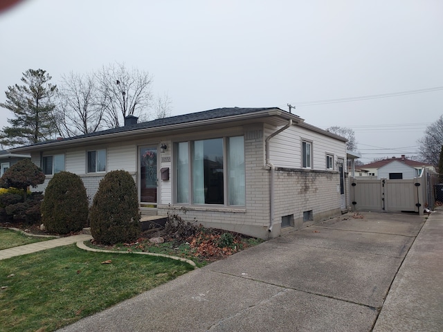 view of front of home with a front lawn