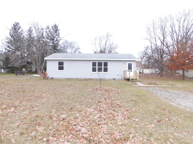 view of front facade with a front lawn