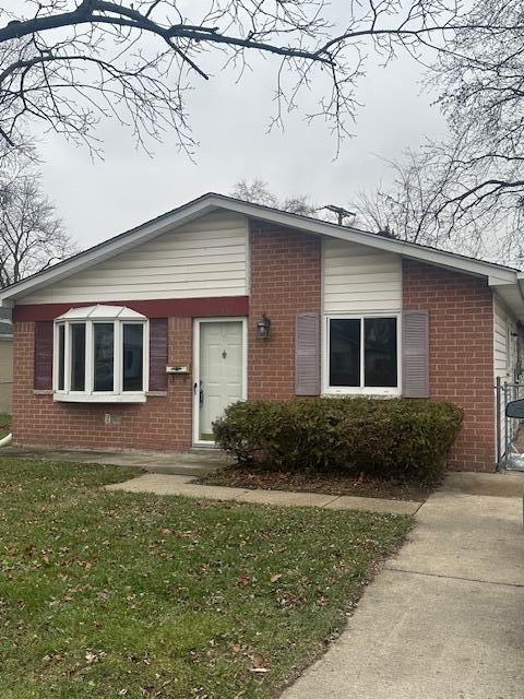 view of front of property with a front yard