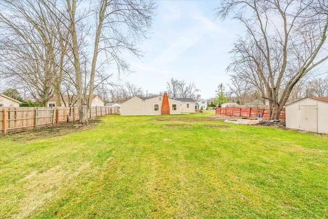 view of yard featuring a shed