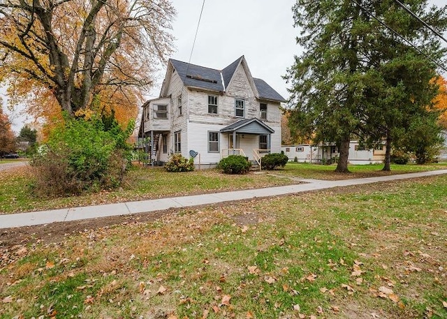 view of front of property featuring a front yard