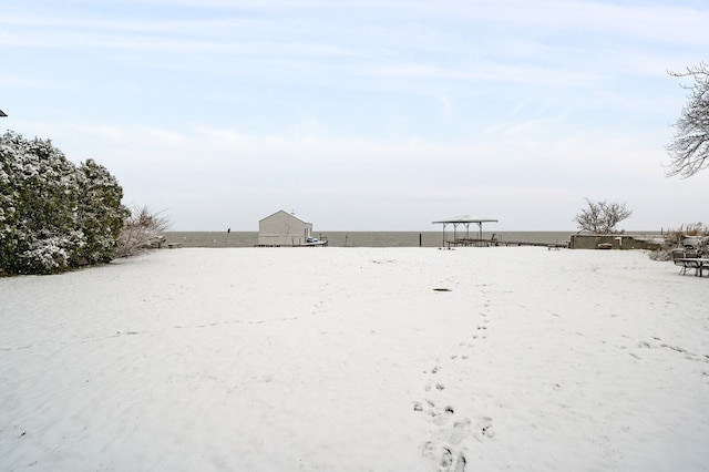 view of yard featuring a water view