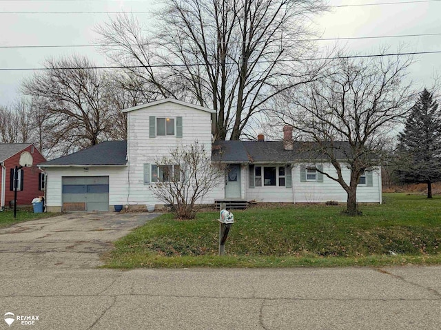 view of front facade featuring a front yard and a garage