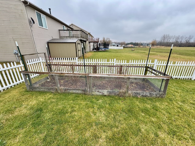 view of yard featuring a storage unit