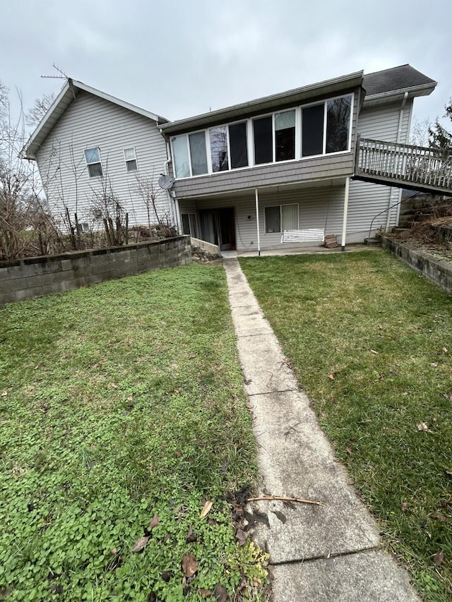 832 E Park Dr, Niles, MI 49120 - view of front of home featuring a front lawn