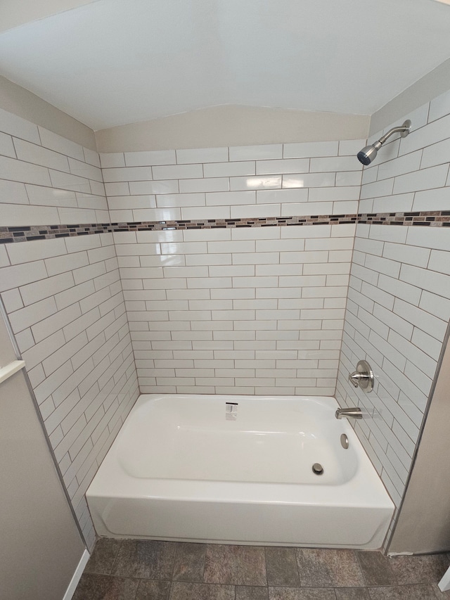 bathroom featuring tiled shower / bath combo