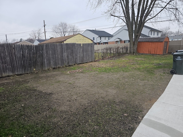 view of yard featuring a storage shed